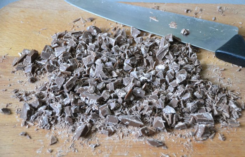 1. Этап. Лимонный торт с рикоттой: Ножом мелко порубите шоколад.