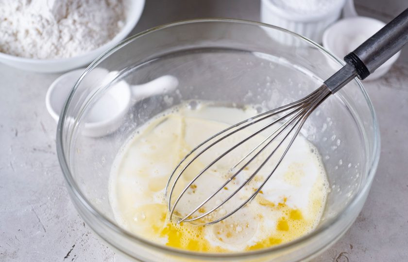 1. Этап. Сухое печенье: Залейте молоко и растительное масло.