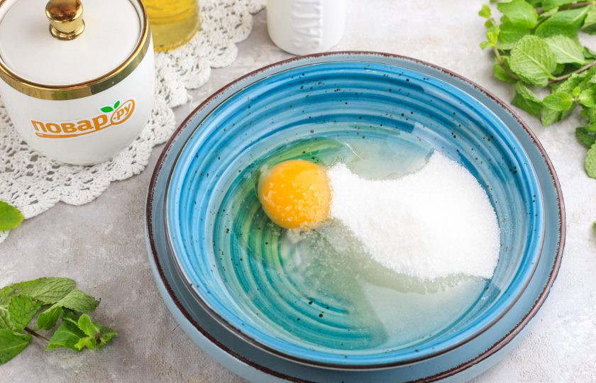 1. Этап. Мультизлаковое печенье: В глубокую емкость вбейте куриное яйцо, всыпьте соль, сахарный песок, ванильный сахар и влейте растительное масло без аромата. Тщательно все взбейте.