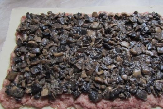 1. Этап. Мясной рулет в тесте: 6. Следующими выложить обжаренные с луком грибы.