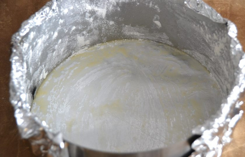 1. Этап. Итальянская шарлотка с яблоками: Подготовьте форму для выпекания диаметром 20 см, смажьте бока маслом, слегка присыпьте мукой.