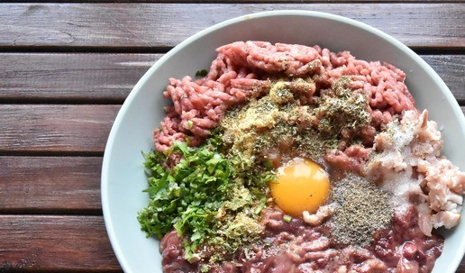 1. Этап. Страсбурский пирог: Для начинки 2 перекрутите на мясорубке филе бедра индейки с беконом. Оставшиеся кусочки печени мелко нарежьте. Соедините в миске мясо, печень, измельченную зелень петрушки, соль, сахар, перец, сухие травки, яйцо, вино, цедру апельсина. Вымесите фарш.