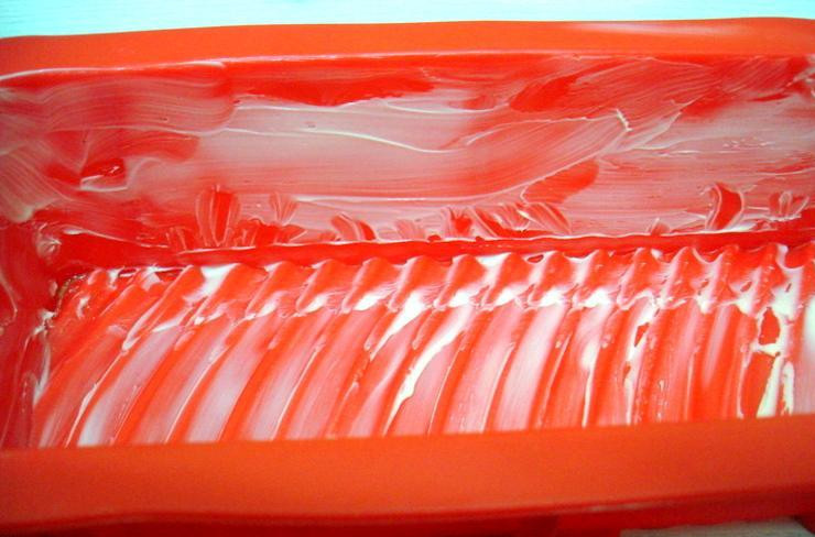 1. Этап. Рисовая запеканка с яблоками: Форму для запекания смазываем оставшимся сливочным маслом.