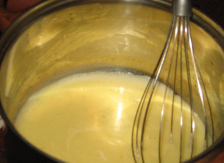 1. Этап. Соус для горбуши: Опять ставим кастрюльку на нашу водяную баню и продолжаем взбивать соус до загустения, по консистенции он должен получиться в итоге кремообразным.