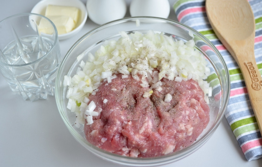 1. Этап. Манты классические: Порежьте максимально мелко лук, добавьте его в фарш. Также добавьте воду, соль и перец черный молотый, вымешайте фарш до однородности.