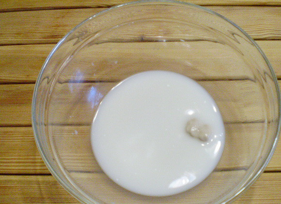 1. Этап. Печенье из дрожжевого теста: 2. В теплом молоке разведем дрожжи.