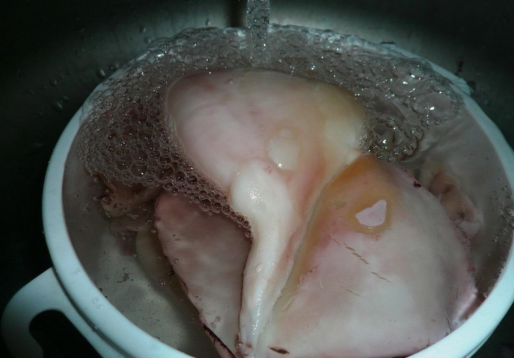 1. Этап. Кальмары с луком: Кальмаров разморозьте, если они заморожены. Ошпарьте их кипятком, чтобы снять кожу. Затем тушки сразу положите в ледяную воду. Удалите хребет, остатки плёнки, хорошо промойте.