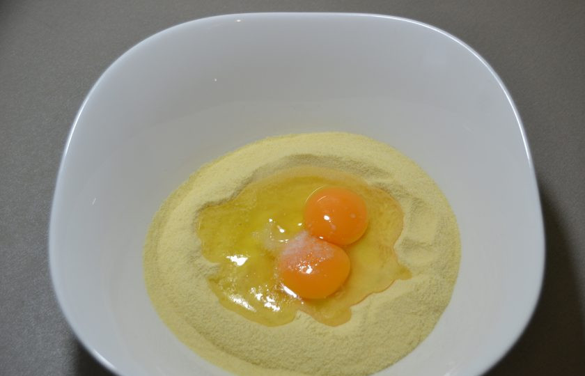 1. Этап. Аньолотти: В миску всыпьте муку, вбейте два яйца.