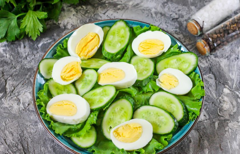 1. Этап. Салат с горбушей, огурцом и яйцом: Очистите куриные яйца от скорлупы, промойте в воде. Нарежьте кружочками и разложите на тарелке.