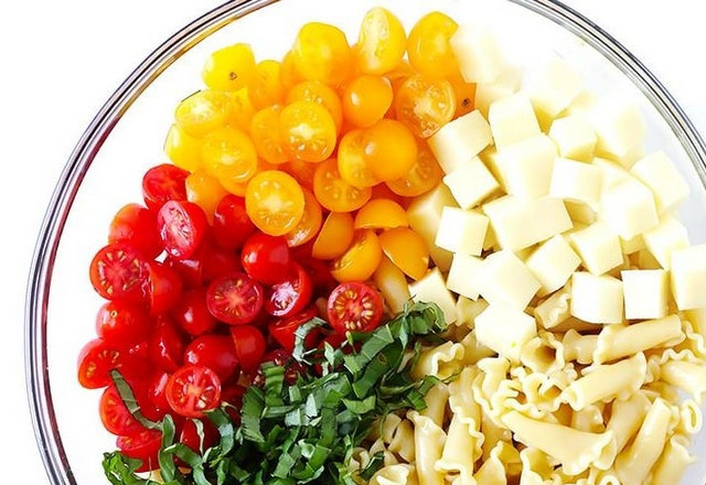 1. Этап. Макаронный салат Капрезе: 1. Отварите пасту в большой кастрюле в кипящей подсоленной воде до состояния «аль денте», согласно инструкции на упаковке. Слейте макароны и промойте их под холодной проточной водой в течение 20-30 секунд. В большой миске соедините пасту с нарезанными помидорами, базиликом и моцареллой.