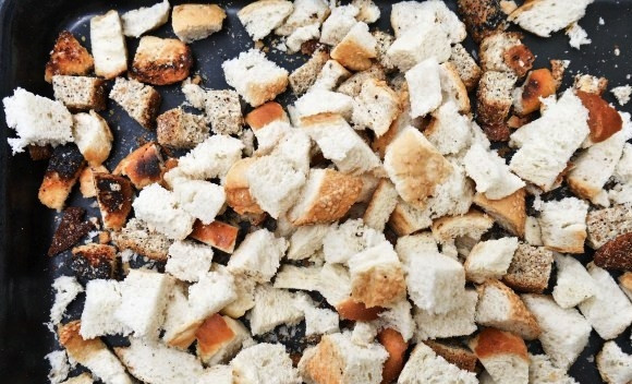 1. Этап. Сухари для салата: Выкладываем на противень.