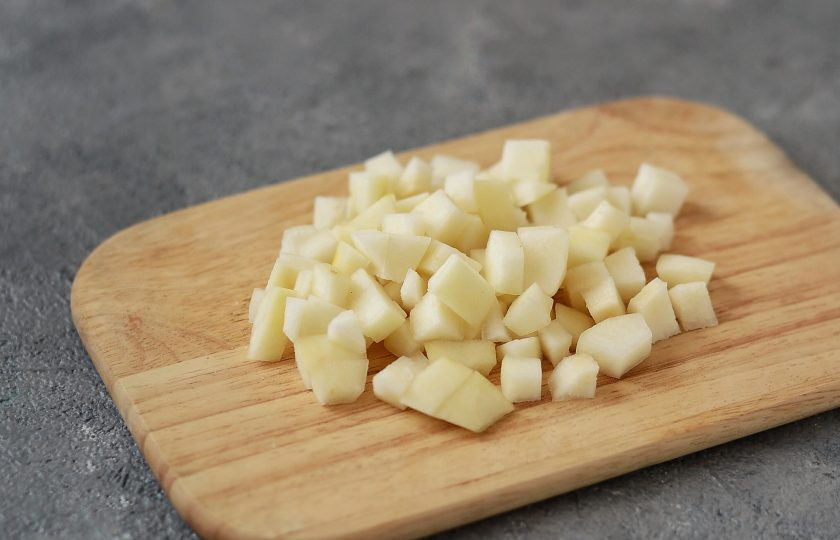 1. Этап. Морковный торт с грушей: Для начала необходимо приготовить груши. Помойте их, очистите от кожуры и семечек, нарежьте на мелкие кубики.