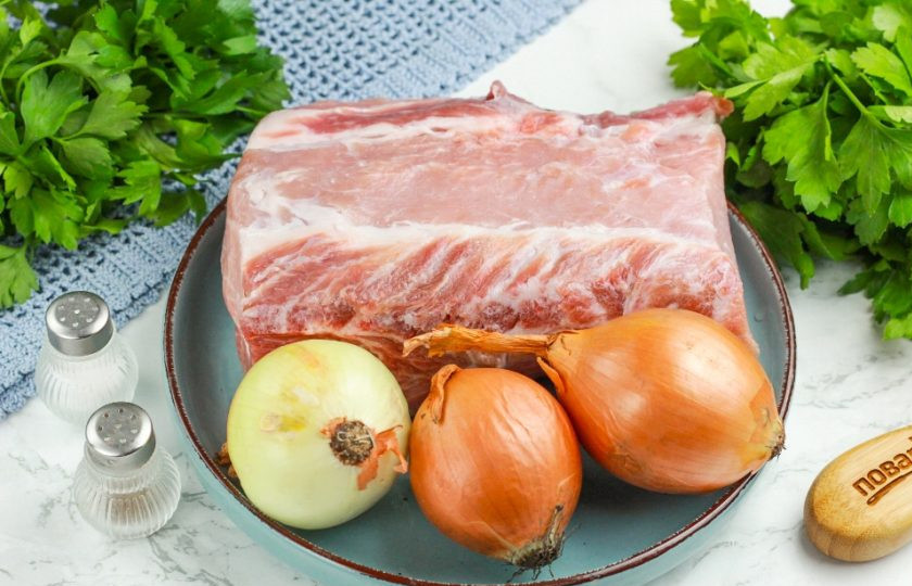 1. Этап. Шашлык из свинины в луковом маринаде: Подготовьте указанные продукты. Свинину промойте в воде, зачистите от пленок и жил. Лук очистите от шелухи и промойте в воде.
