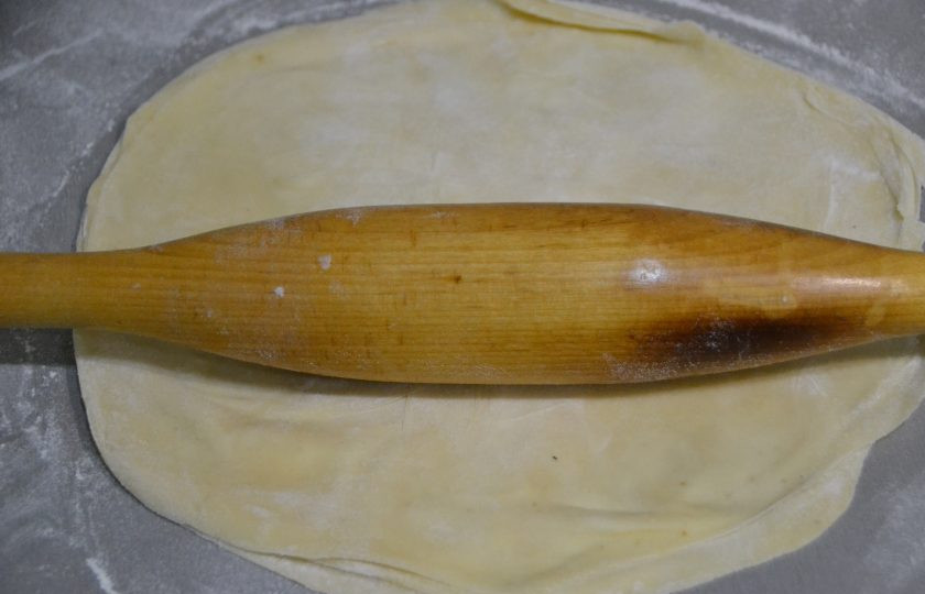 1. Этап. Яблочный пирог Вуаль невесты: Раскатайте стопку из 5 слоев теста в тонкие листы.