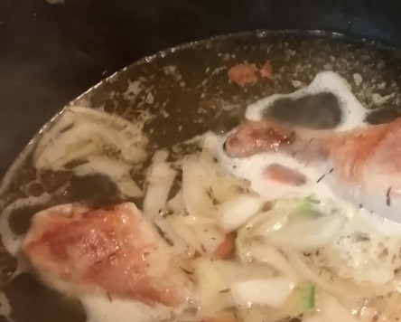 1. Этап. Куриный суп Авголемоно: Добавить тимьян, лук и чеснок. Жарить одну минуту. Затем влить бульон, довести до кипения. Уменьшить огонь и готовить 15-20 минут.