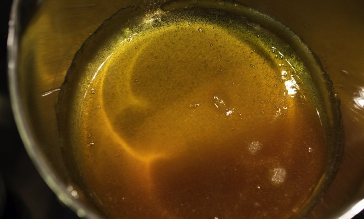 1. Этап. Тесто для коврижки: Прежде всего нужно приготовить сироп. Для этого смешайте сахар, растительное масло и воду в кастрюле, добавьте туда мёд. Поставьте кастрюлю на небольшой огонь и проварите, пока сахар полностью не растворится. Дайте сиропу остыть.