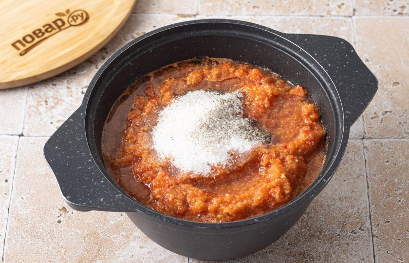 1. Этап. Аджика из кабачков на зиму: Переложите получившуюся массу в кастрюлю или сотейник. Влейте растительное масло, добавьте соль, сахар и черный молотый перец.