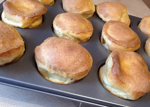 1. Этап. Ленивые эклеры с творожной начинкой: 7. И ставим в духовку. Выпекаем 15 минут при температуре 230, а затем еще 15 минут при 160 градусах. Но следите за выпечкой, ведь духовки у всех разные и ни в коем случае не открывайте духовку во время выпекания!! Вынимаем готовые эклеры из формы, пусть остывают.