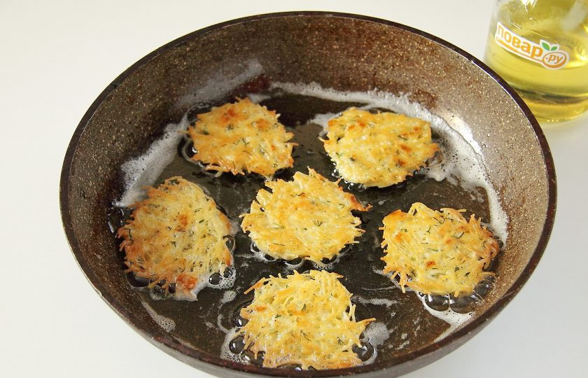 1. Этап. Оладьи из вермишели: Обжаривайте с двух сторон до золотистого цвета.