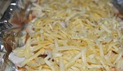 1. Этап. Мясо по-французски с курицей: 4. На картофель выложить кружочки помидоров. На помидоры положить кусочки мяса. Сыр натереть на средней терке и обсыпать мясо. Духовку разогреть до 220 градусов и поставить туда форму. Дождитесь появления золотистой корочки. Блюдо готово. Приятного аппетита!