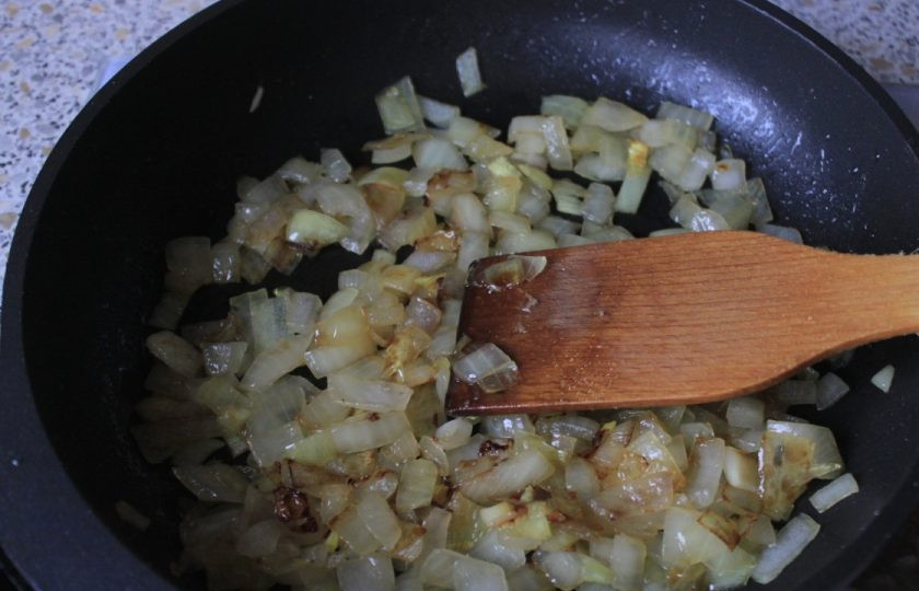 1. Этап. Домашний хлеб с луком: 2. В это время займемся приготовлением лука. Лук чистим, режем квадратиками (можно полукольцами), обжариваем на раскаленной сковороде в растительном масле (2 ст. л.), добавить к нему 1 ч. л . сахара и 0,5 ч. л. соли. Общее время жарки у Вас должно получиться примерно 2-4 минуты. Лук должен быть золотистого цвета. После жарки лук нужно остудить.