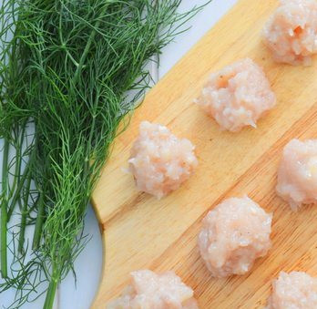 1. Этап. Куриные фрикадельки для супа: 2. Куриное филе пропускаем через мясорубку вместе с луком и поджаренной морковью. Формируем влажными руками небольшие кругляши.