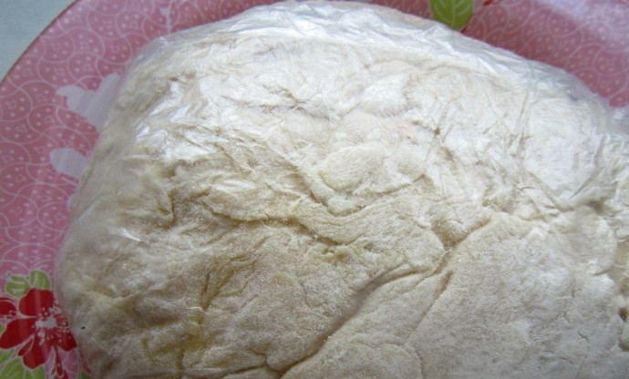1. Этап. Баурсаки татарские: Когда тесто будет готово, переложите его в пакет или скатайте в шар и укутайте в пищевую пленку. Оставьте тесто отдохнуть на пятнадцать-двадцать минут.