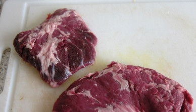 1. Этап. Мясо в воке: Нарезаем говядину тонкими полосками.