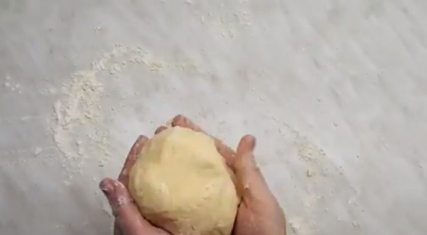 1. Этап. Нежный малиновый чизкейк с хрустящей корочкой: 2. Тесто должно получиться слегка крутым, поэтому его нужно замесить руками на столе. Дайте тесту отдохнуть в течение 15 минут в холодильнике. Форму диаметром 20см застелите пергаментом.