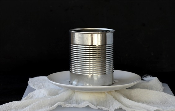 1. Этап. Домашний панир: Затем выложите творог на разделочную доску. На него уложите плоскую тарелку, а сверху установите груз в 3 кг. Оставьте сыр на 30 минут под гнётом.