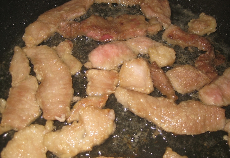 1. Этап. Гуляш из телятины в мультиварке: Разогреваем в сковороде растительное масло и обжариваем на нем телятину до румяной золотистой корочки, перекладываем мясо в чашу мультиварки.