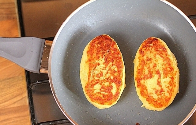 1. Этап. Постные картофельные пирожки: 5. Затем переверните пирожки на другую сторону и также обжарьте их до золотистости. Постные картофельные пирожки готовы! Приятного аппетита!