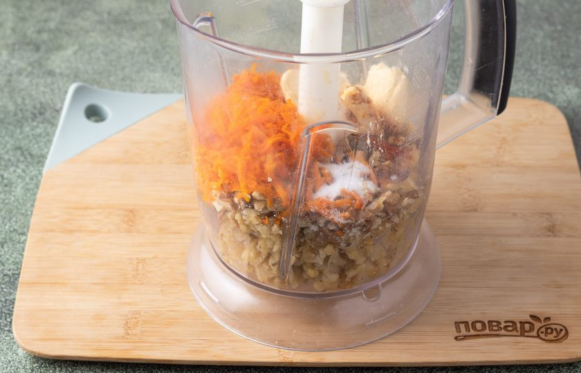 1. Этап. Паштет из чечевицы с морковью: Измельчите все ингредиенты в блендере до однородной консистенции. Переложите паштет в баночку и уберите в холодильник на 1 час, чтобы он немного застыл.
