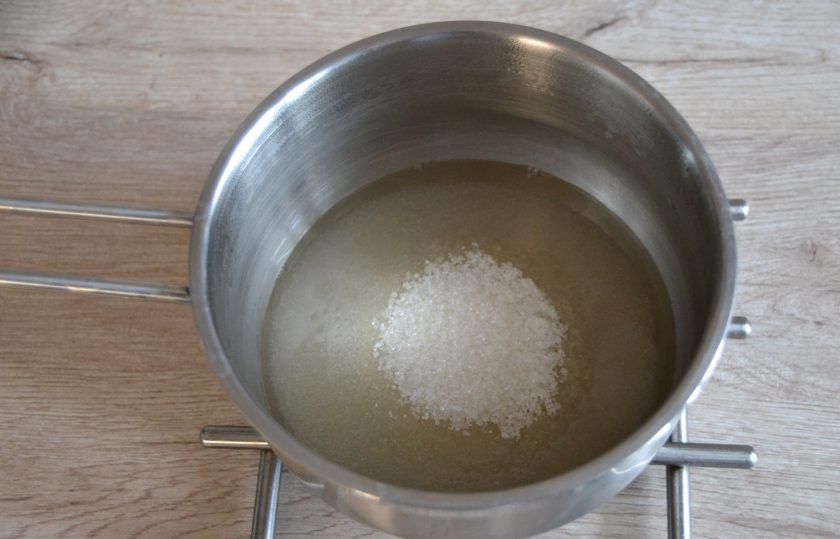 1. Этап. Корзиночки с белковым кремом по ГОСТу: Залейте 180 грамм сахара горячей водой, поставьте на средний огонь не перемешивая.