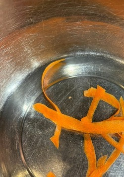 1. Этап. Салат Морковное настроение: С помощью овощечистки нарезать морковь очень тонкими слайсами