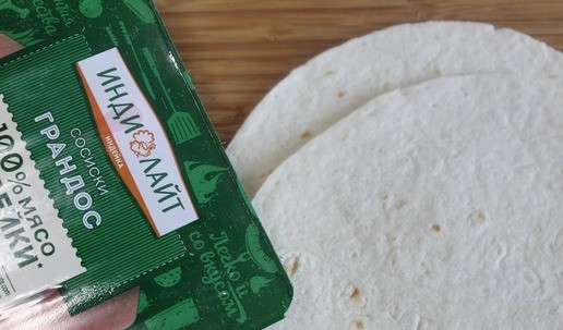 1. Этап. Горячий ролл с сосиской: Подготовить лепешки.