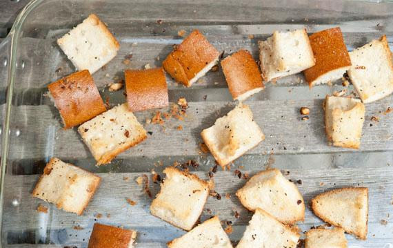 1. Этап. Салат с хлебом и помидорами: 4. Нарезать багет кубиками и выложить в блюдо для выпечки. Посыпать солью и перцем. Выпекать в течение 20 минут, затем вынуть из духовки и дать остыть.