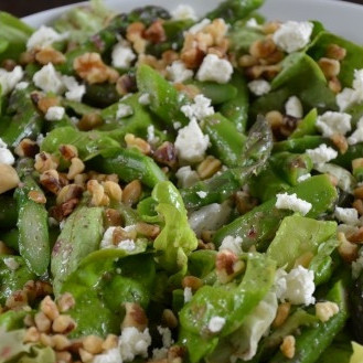 Салат со спаржей, орехами и фетой