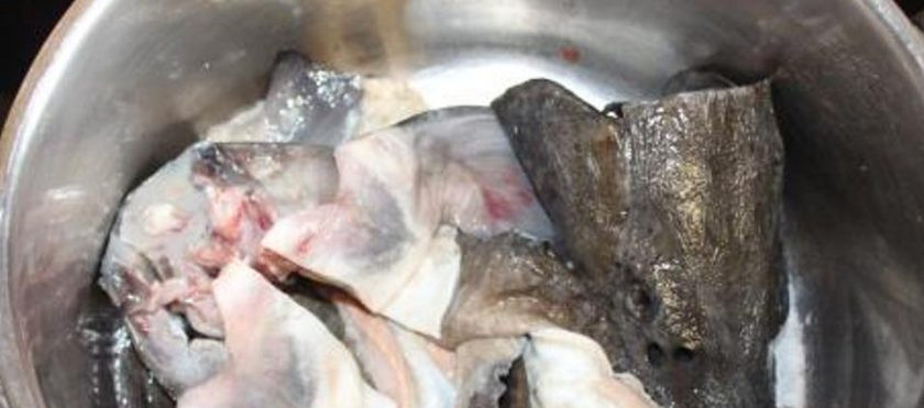 1. Этап. Солянка из осетра: Все части рыбы, кроме филе, поместите в кастрюлю, залейте водой и поставьте на средний огонь.