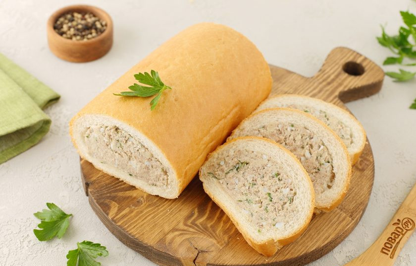 1. Этап. Батон фаршированный консервой и яйцом: Батон фаршированный консервой и яйцом готов. Нарежьте его и подавайте к столу. Приятного аппетита!