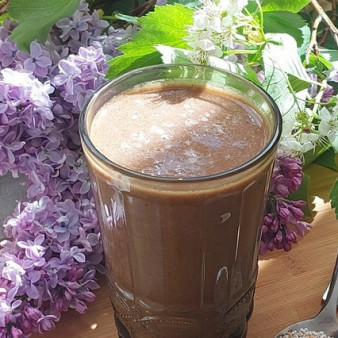 Амарантовый смузи из мангольда с клубникой