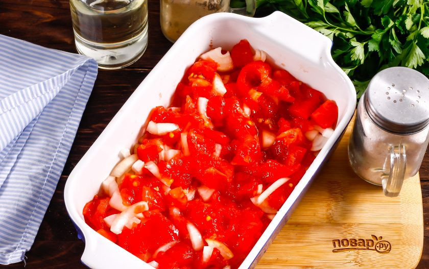 1. Этап. Рататуй в микроволновке: Очистите лук от кожуры, промойте в воде и нарежьте мелкими кубиками. Высыпьте в форму. Нарежьте два помидора мелкими кубиками и добавьте в емкость. Влейте 1 ст.л. растительного масла, посолите, всыпьте сахар и перемешайте. Поместите форму в микроволновку на 2-3 минуты, чтобы пропекся томатный соус.