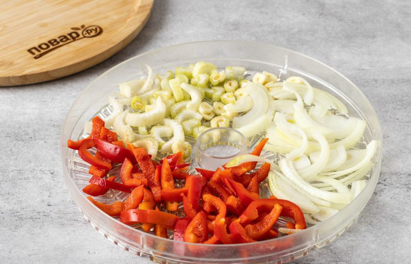 1. Этап. Сухой овощной бульон: Болгарский перец, стебель сельдерея и репчатый лук нарежьте тонкими ломтиками. Чеснок очистите и нарежьте кружочками. Выложите на решетку.