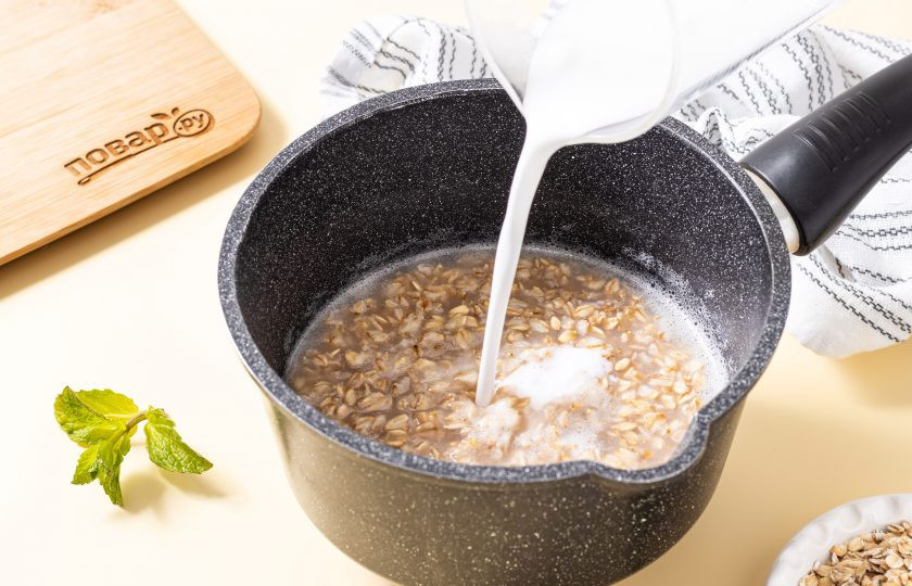 1. Этап. Овсянка с куркумой: Влейте молоко.