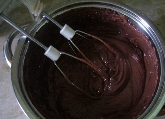 1. Этап. Крем для блинов: 3. На водяной бане растопите шоколад. В горячий крем отправьте размягченное сливочное масло и растопленный шоколад. Взбейте миксером до однородности. Если используете ароматизаторы, то не забудьте их добавить на этом этапе.