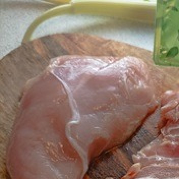 1. Этап. Грудки индейки в фольге: Оберните филе индейки ломтиками бекона.