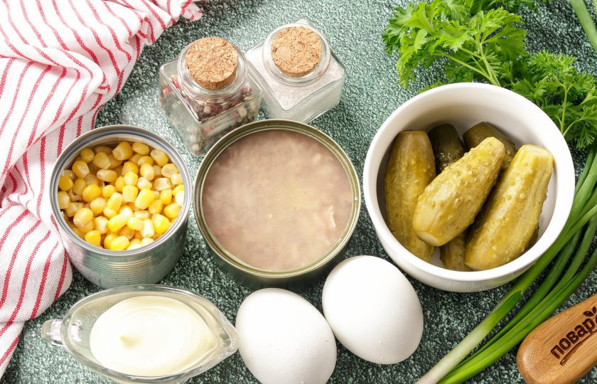 1. Этап. Салат с тунцом, огурцами и кукурузой: Подготовьте все ингредиенты по списку. Яйца желательно заранее отварить и дать им остыть.