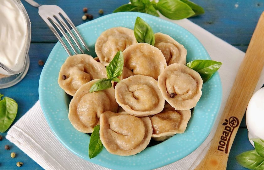 1. Этап. Пельмени из цельнозерновой муки: Пельмени из цельнозерновой муки готовы. Подавайте их со сметаной, сливочным маслом и зеленью. Приятного аппетита!