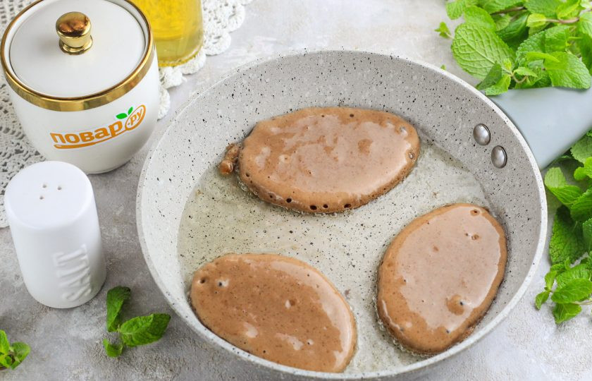 1. Этап. Шоколадные оладьи на кефире: Разогрейте в сковороде растительное масло и выложите в него столовой ложкой немного теста. Обжарьте с одной стороны примерно 1-2 минуты до румяности.