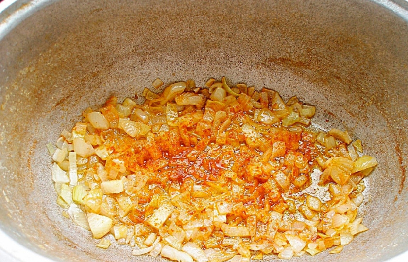 1. Этап. Венгерский бограч: Когда лук станет золотистым, всыпаем паприку и буквально минуту обжариваем.